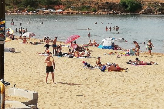 Κρήτη: Παραλίες με πολύ κόσμο, αλλά χωρίς ξαπλώστρες και ομπρέλες