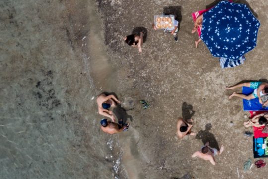 Το πλάνο για τον εσωτερικό τουρισμό κάνει… νερά