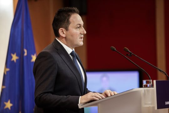 Ούτε τα προσχήματα;