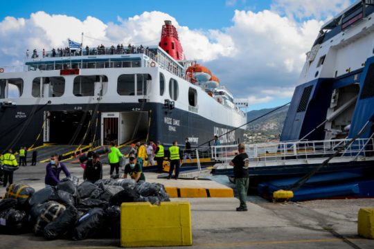 Στον Πειραιά 390 πρόσφυγες από τη Λέσβο