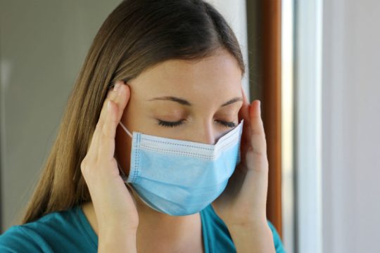 Πονοκέφαλος και ανοσμία τα συχνότερα συμπτώματα Ευρωπαίων που περνούν ελαφρά την Covid-19 