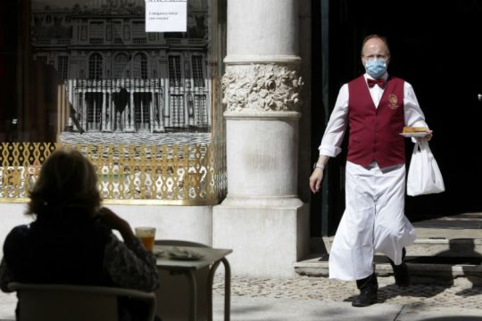 Φόβοι, ελπίδα και δυσκολίες ενώ η Πορτογαλία περνάει στην επόμενη φάση
