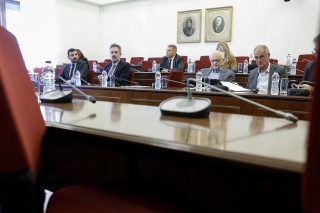 Βγαίνουν τ’ άπλυτα στη φόρα
