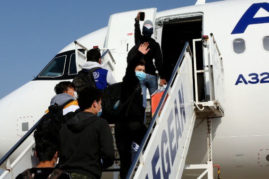 Φεύγουν 50 πρόσφυγες για Βρετανία, επιστρέφουν 130 Έλληνες με το ίδιο αεροπλάνο 