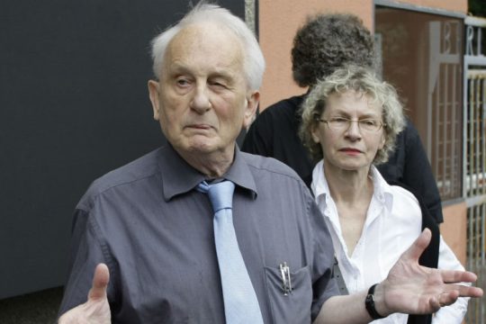 Πέθανε στα 89 του ο «εκρηκτικός» δραματουργός Ρολφ Χόχουτ