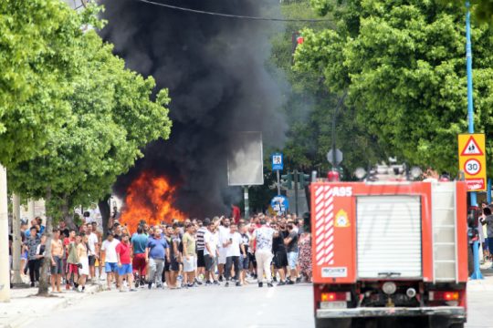 Ένταση στον οικισμό Ρομά στη Λάρισα για τη μεταφορά ατόμων με κορονοϊό