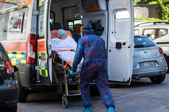 Πάνω από 240.000 νεκροί από τον κορονοϊό