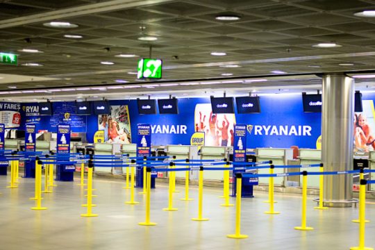 Με τα αεροπλάνα της καθηλωμένα, η Ryanair σχεδιάζει απολύσεις