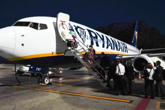 Ryanair: πάλι στον αέρα… με μάσκες
