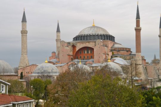 Αποδοκιμάζει η Αθήνα τις προκλήσεις της Άγκυρας στην Αγιά Σοφιά