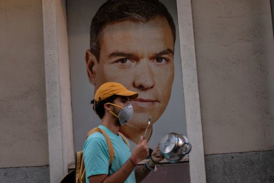 Κερδίζει την παράταση της καραντίνας, χάνει λαϊκή υποστήριξη