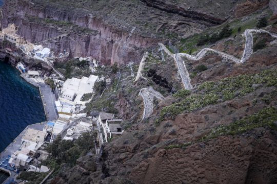 Πρόσκρουση επιβατικού πλοίου στο λιμάνι της Σαντορίνης