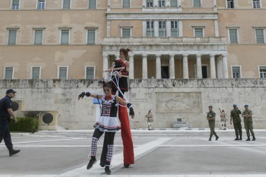 Διαμαρτυρία καλλιτεχνών στο Σύνταγμα: Ο πολιτισμός σώζεται όταν σώζονται οι άνθρωποι
