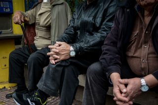 Συνταξιούχοι: Περίπου 8 στους 10 άνω των 66 ετών, με μέση κύρια σύνταξη 812,50 ευρώ