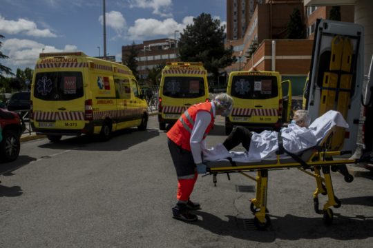 Η Ισπανία αναθεωρεί προς τα κάτω τον απολογισμό των νεκρών