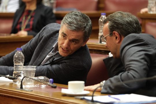 «Δημιουργική ασάφεια» Σταϊκούρα για την ύφεση και πυρά από Τσακαλώτο