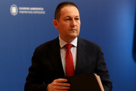 Στ. Πέτσας: «Αποτυχημένο σίκουελ του “Μένουμε Όρθιοι”» από τον Αλ. Τσίπρα