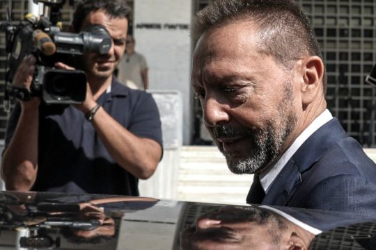 O «επίορκος και ανεπαρκής» Στουρνάρας