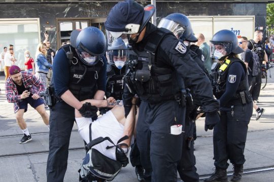 Δεκάδες συλλήψεις σε διαδηλώσεις κατά των περιοριστικών μέτρων στη Γερμανία