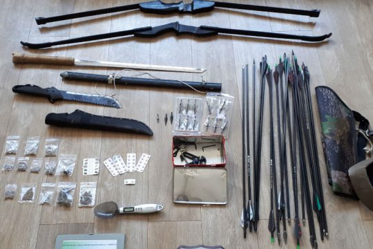 Ναρκωτικά, σπαθί, τόξα και βέλη είχε 44χρονος στην Κέρκυρα