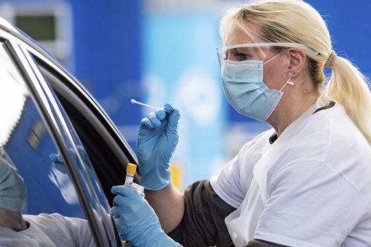 Η FDA ενέκρινε δύο νέα τεστ ανίχνευσης του κορονοϊού