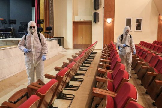 Ο «άφραγκος καλλιτέχνης» και η… τέχνη της εξαπάτησης