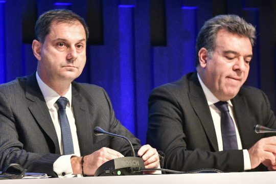 Ο υφυπουργός «αδειάζει» τον Χάρη Θεοχάρη για τις ζώνες επικινδυνότητας στα νησιά