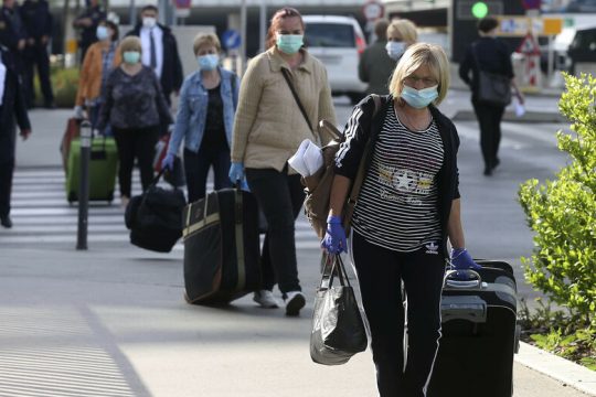 Κυνήγι διμερών συμφωνιών για τουρίστες
