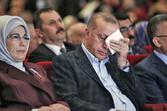 Κερδίζει χρόνο και ανακατεύει την τράπουλα