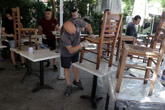 Στους δήμους το παζάρι για τα τραπεζοκαθίσματα…