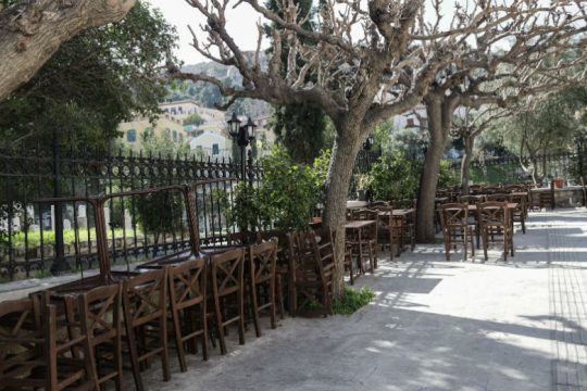 Την Τετάρτη η ρύθμιση για τα τραπεζοκαθίσματα στα καταστήματα εστίασης