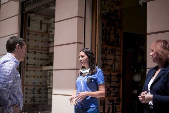Με το βλέμμα στη μεσαία τάξη