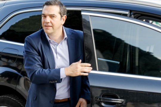 Η ώρα για το επικαιροποιημένο «Μένουμε Όρθιοι» έφτασε [Live]