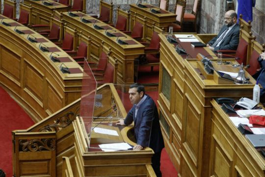 «Πολιτική υποταγή Μητσοτάκη στην πτέρυγα Σαμαρά»