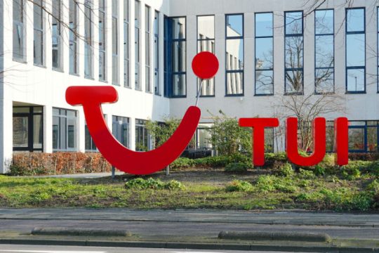 Η TUI ελπίζει σε τουριστική ανάκαμψη, αλλά απολύει 8.000 υπαλλήλους