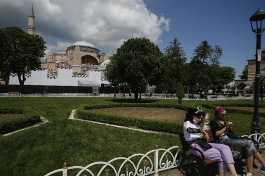 Εθνικές φιέστες με φόντο την Αγία Σοφία
