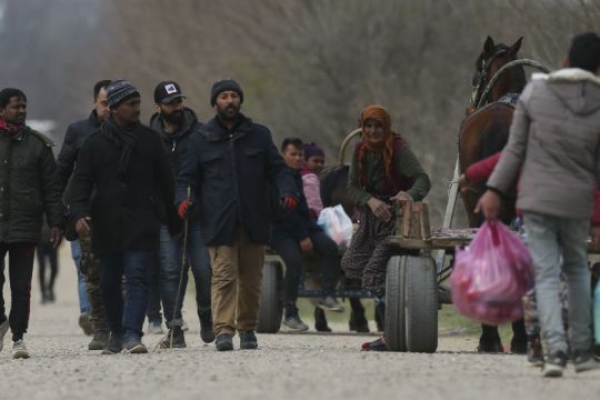 Guardian: «Οι πρόσφυγες στον Έβρο έγιναν πιόνια του Ερντογάν»