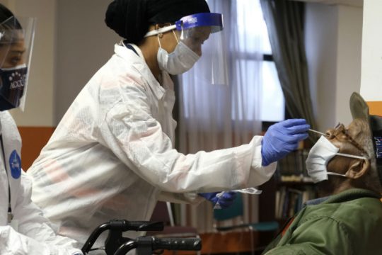 Νέοι θάνατοι και μολύνσεις ενώ γίνονται βήματα προς άρση της καραντίνας