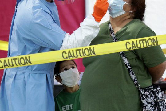 Αγγίζουν τους 300.000 τα θύματα του κορονοϊού παγκοσμίως