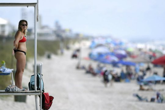 Διχασμένοι οι Αμερικανοί εν μέσω πανδημίας και… διακοπών