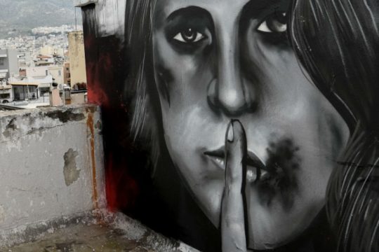 Aύξηση των καταγγελιών ενδοοικογενειακής βίας στην περίοδο της καραντίνας