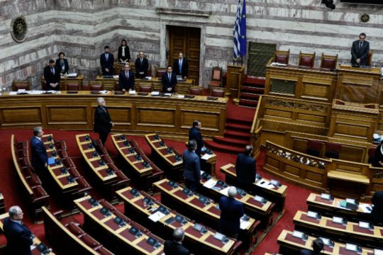 Μαζικά πυρά στη Βουλή κατά του νομοσχεδίου για παροχή ασύλου [Live]