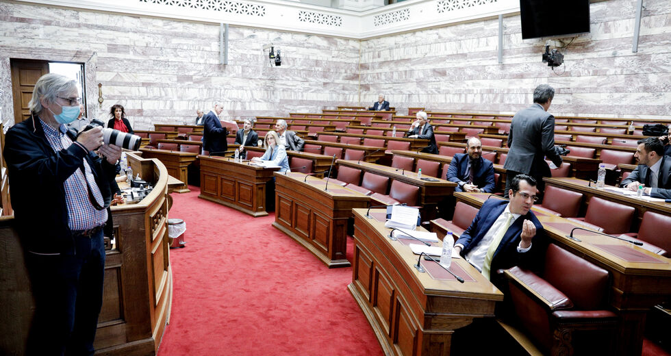 Ανελέητο κυνήγι εισαγγελέων και… μαγισσών
