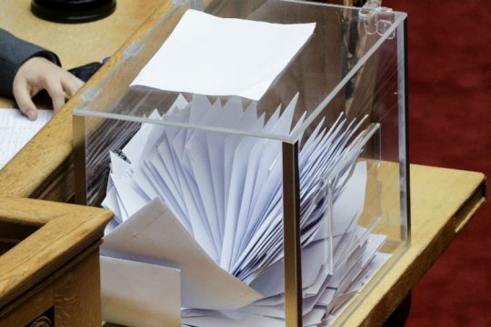 «Μπάχαλο» η ψηφοφορία από Ν.Δ. και ΚΙΝ.ΑΛΛ. – Ακύρωση ζητά ο ΣΥΡΙΖΑ μετά τις παρανομίες