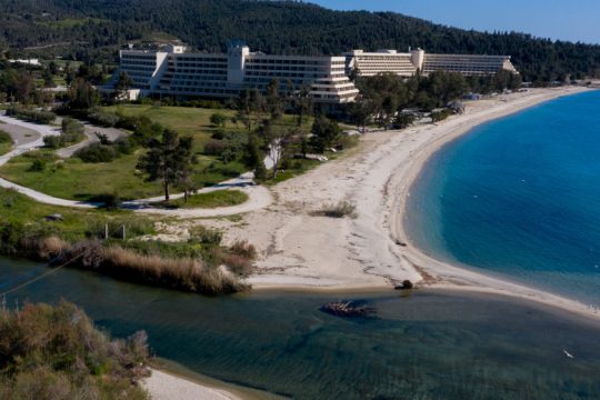 Σφοδρές αντιδράσεις για τις διατάξεις που παραδίδουν τον αιγιαλό στα ιδιωτικά συμφέροντα
