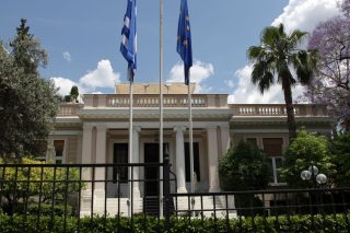 Ελεύθερα αφέθηκαν τα επτά μέλη του Ρουβίκωνα για τα τρικάκια στο Μαξίμου