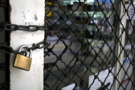Ο κορονοϊός στράγγιξε τα ταμεία των επιχειρήσεων
