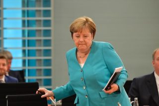 Τον Ιούλιο κι από κοντά θέλει αποφάσεις η Μέρκελ