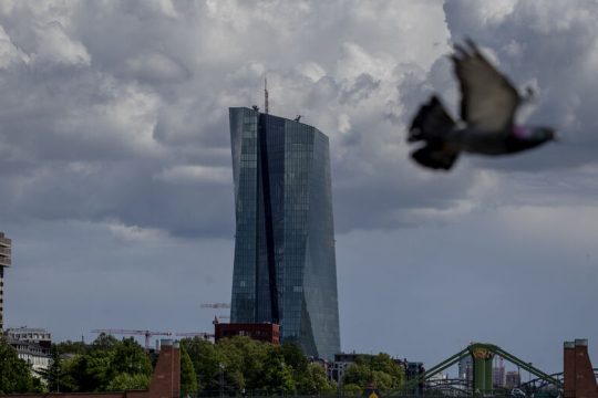 Στο ναδίρ η εμπιστοσύνη των Ευρωπαίων προς την ΕΚΤ