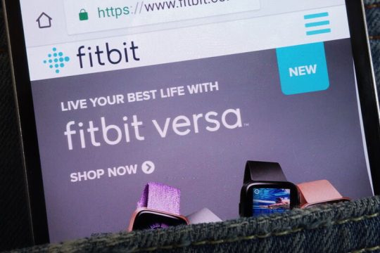 Στο «μικροσκόπιο» η εξαγορά της Fitbit